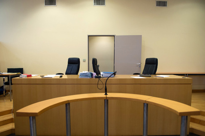 少女3人を性奴隷に、自称「教祖」の男に判決 フランス