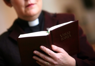 強盗に撃たれた牧師、詩篇集で命救われる アルゼンチン