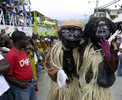 ハイチの港町でカーニバル、仮装や踊りで盛大に