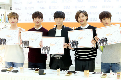 B1A4、化粧ブランド主催のサイン会に登場
