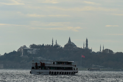 鎖でつながれた移民57人保護 トルコ、密入国業者が金銭求め拘束