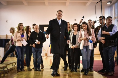 ルーマニア大統領選、親EU派の現職ヨハニス氏再選確実 出口調査