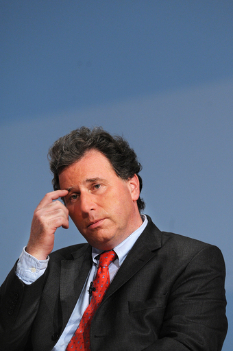 英閣僚、公園のごみ箱に公式文書捨てる