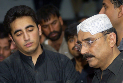 故ブット氏の後継選び、19歳の子息と夫が有力候補