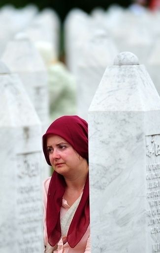 旧ユーゴ・スレブレニツァ虐殺から18年、新生児など409人を新たに埋葬