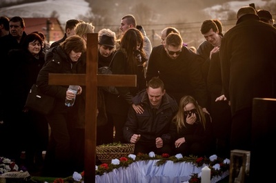 殺害された記者を埋葬、容疑者7人は釈放 スロバキア