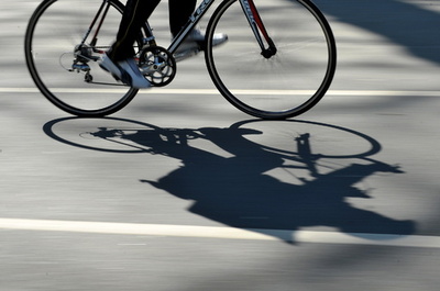 片腕のサイクリストにブレーキ1つだけで罰金、ドイツ