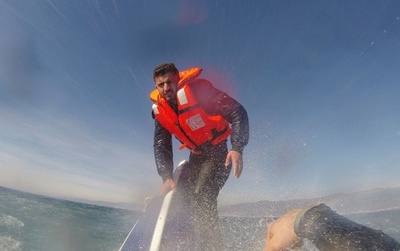 沈没する船首にしがみつくシリア難民、トルコ沖で救助