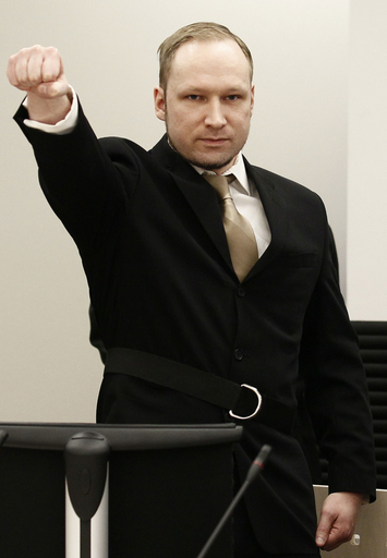 ノルウェー爆破・銃乱射事件のブレイビク被告、初公判で無罪主張