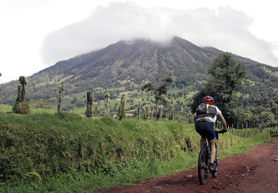 コスタリカのトゥリアルバ山が噴火、警戒レベル引き上げられる