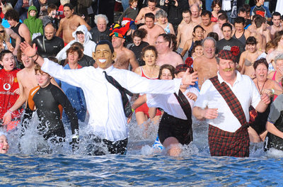 恒例のクリスマス寒中水泳、フランス