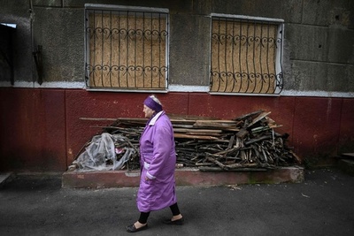 厳しい冬に備える住民 ウクライナ東部ドネツク