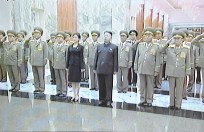 北朝鮮・金正恩氏の隣に謎の女性、夫人？妹？