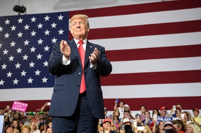 トランプ大統領がNFL選手を新たに非難、「起立しないなら給与差し止めだ」