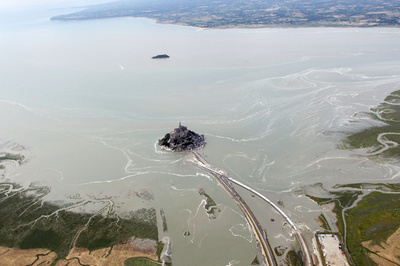 潮が満ちて「孤島」復活、世界遺産モンサンミシェル