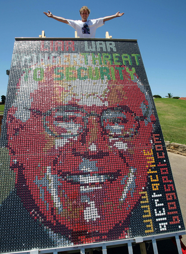 ビールの栓で豪首相の巨大肖像画、選挙戦巻き返しに一役？