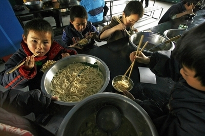 はしが脳に刺さった男児、北京に運んで手術 快方に向かう 中国・山東省