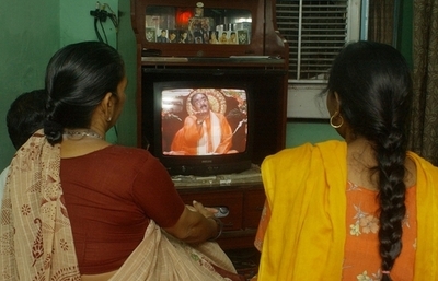 夫がメロドラマを見せてくれない、妻が離婚を勝ち取る インド