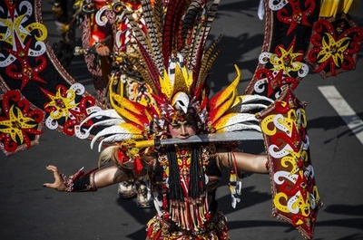 迫力溢れるコスチューム、インドネシアで恒例ファッション・カーニバル