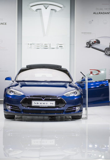 テスラ「モデルS」をハッキング、中国研究チームが実演