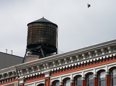 米NYの街並みを彩る屋上のレトロな木製給水タンク