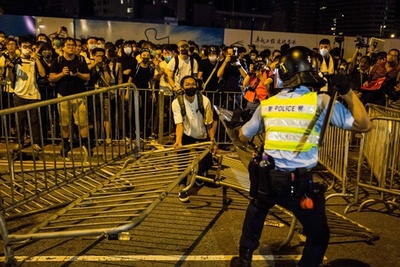 「逃亡犯条例」改正に反対、香港で中国返還後最大規模のデモ  警察と衝突も