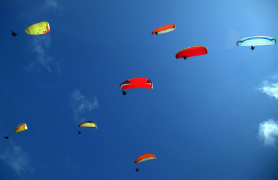 空高く飛び交うパラグライダー、インドネシア・バリ島