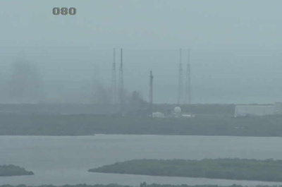 スペースXのロケットが発射台で爆発、FBの衛星搭載 けが人なし