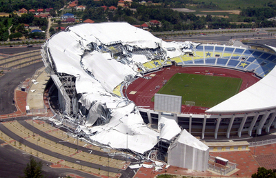 スタジアムの屋根が崩落、築1年で マレーシア