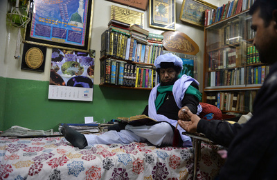 奇跡、それとも？「万事解決」うたう黒魔術師 パキスタン