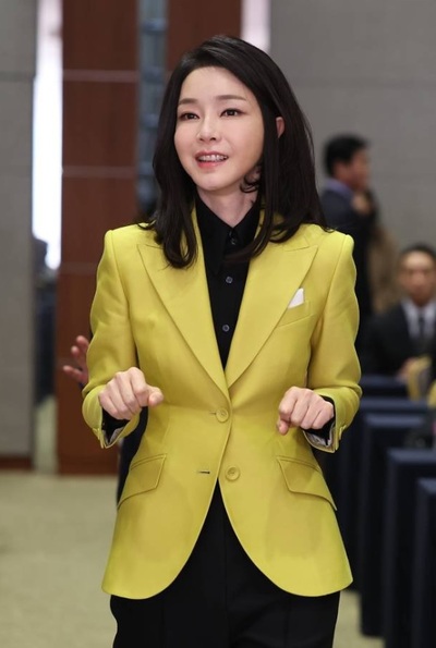 韓国ファーストレディー、手話で挨拶