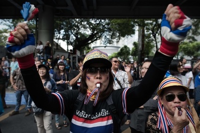 タイ反政府デモ、警察本部の電力を遮断 首相不信任案は否決