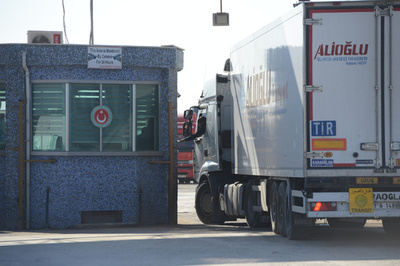 トルコ軍、シリア国境沿いで集団から自爆ベルトと爆発物を押収