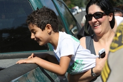 米ロサンゼルスの住宅街にクマ出没、麻酔銃で確保