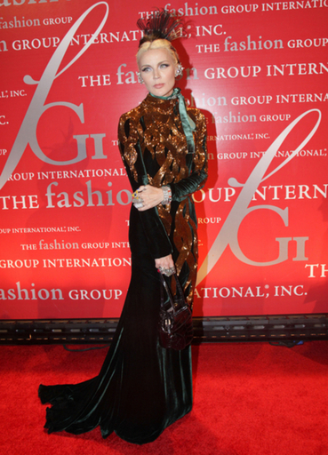 ダフネ・ギネス、所有している洋服をオークションに