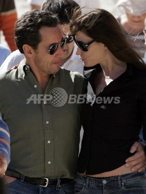 仏大統領がスピード再婚 史上初の在任中婚 写真3枚 ファッション ニュースならmode Press Powered By Afpbb News