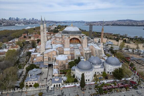 モスクとして使われている世界遺産「アヤソフィア」で正教の旗、ギリシャ人2人逮捕 トルコ