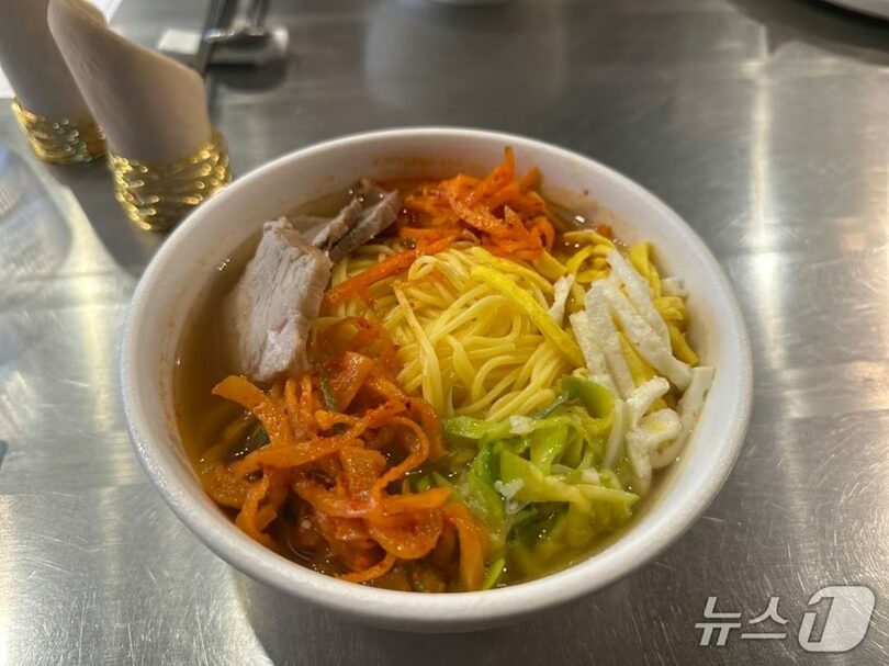 統一省主催「トンハナ春」イベントで脱北者の料理人キム・ウォンジュン氏が披露した北朝鮮式温麺(c)news1