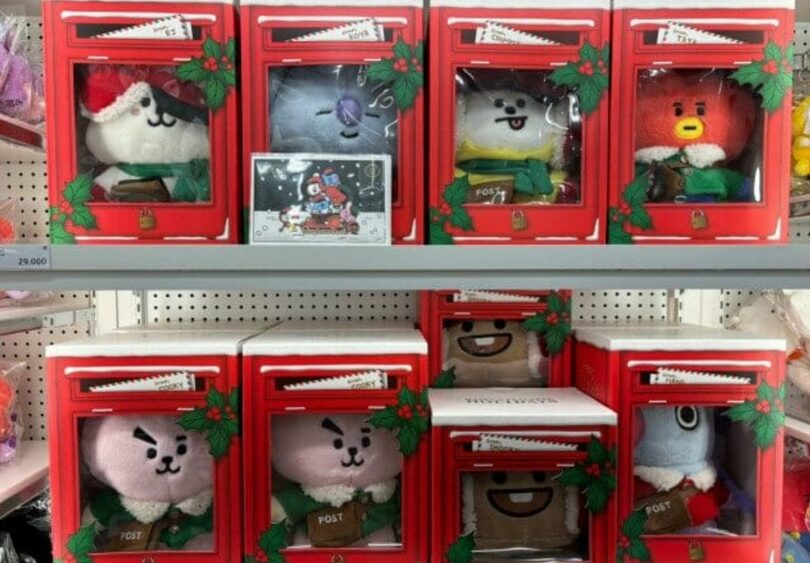 LINE FRIENDSスクエア聖水で販売中のホリデー人形(c)KOREA WAVE