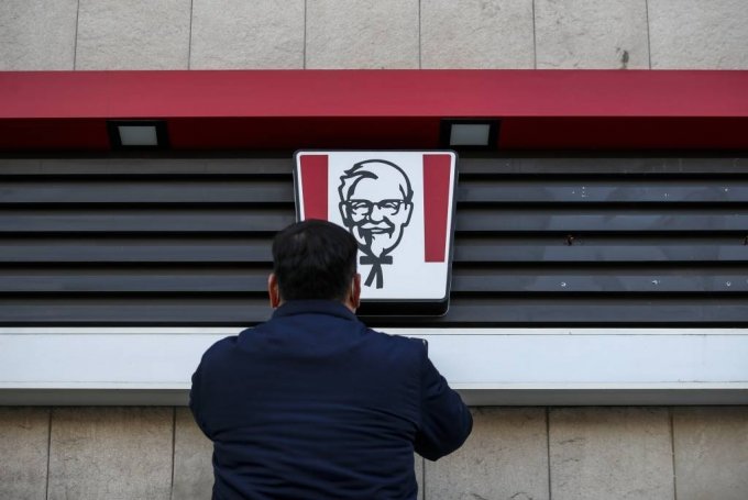 <em>今年1月3日午前、</em>KFC韓国1号店の鍾路店が営業を終え、看板を外している(c)MONEYTODAY