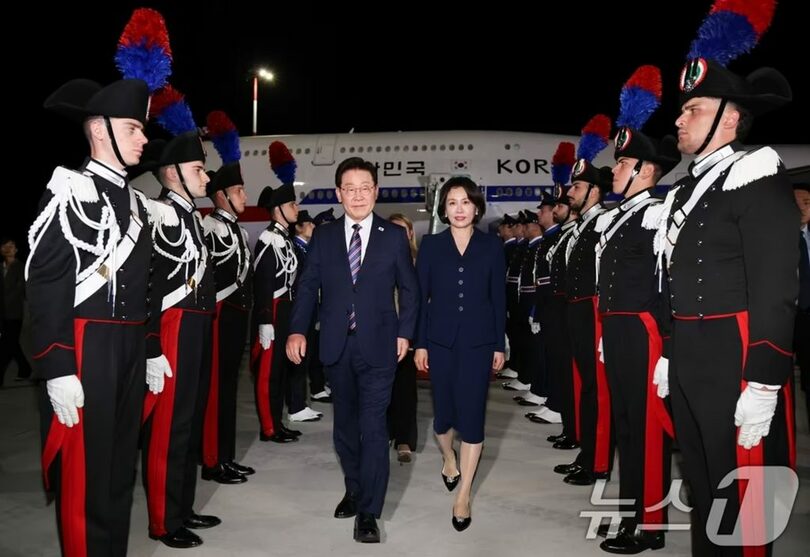 イタリア・ローマのダビンチ国際空港に到着したイ・ジェミョン大統領と妻キム・ヘギョン氏(c)news1