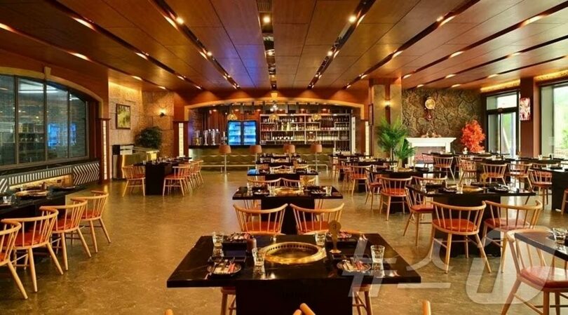 北朝鮮・平安南道平城市に新たにオープンした焼き肉専門店の店内＝労働新聞(c)news1