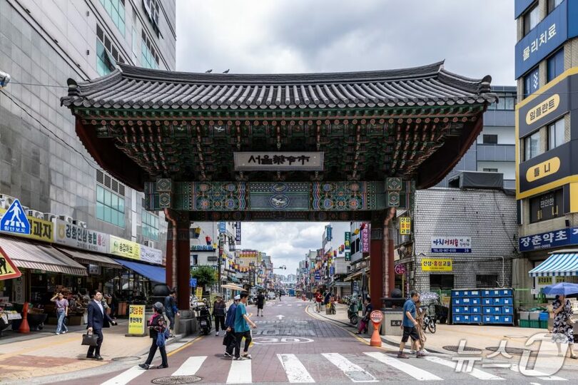 「薬令市」入り口＝ソウル観光財団提供(c)news1