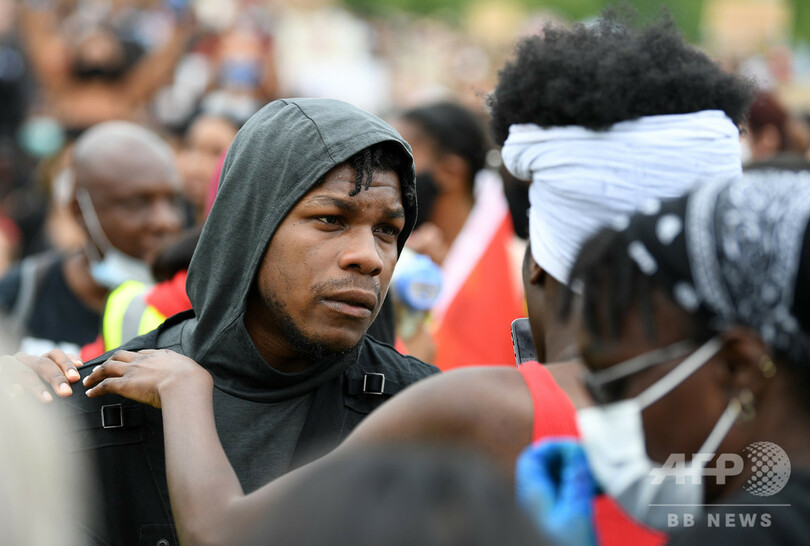 俳優J・ボイエガさん、香水ブランドの宣伝大使辞任 中国向け広告に反発