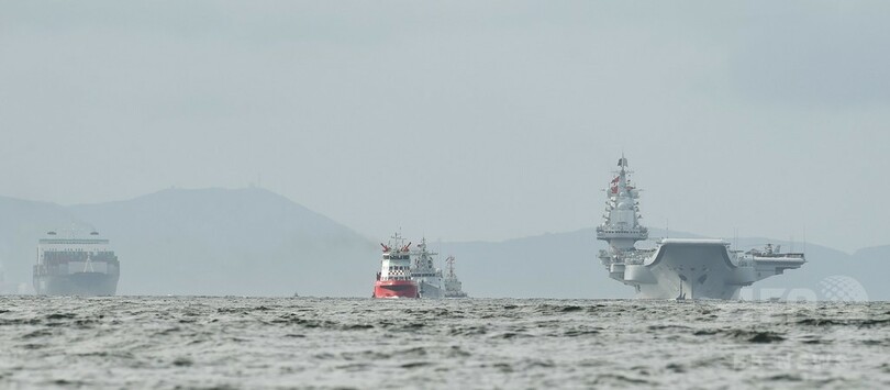 中国の空母「遼寧」が香港に寄港 軍事力を誇示