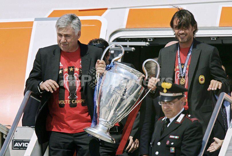 ＜サッカー 欧州チャンピオンズリーグ＞ACミラン ビッグイヤーを手に笑顔で帰国 写真4枚 国際ニュース：AFPBB News