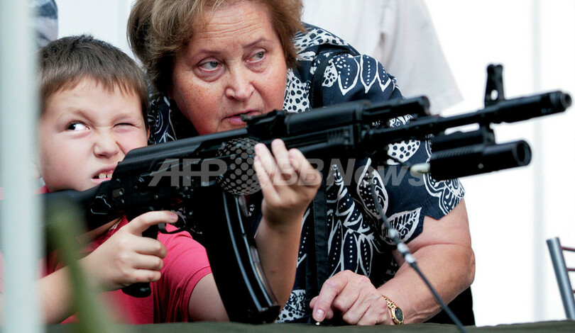 モスクワで武器見本市 カラシニコフ突撃銃を構える少年 写真1枚 国際ニュース Afpbb News