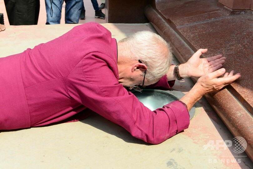 インド訪問の英国教会大主教、植民地時代の虐殺現場でひれ伏す