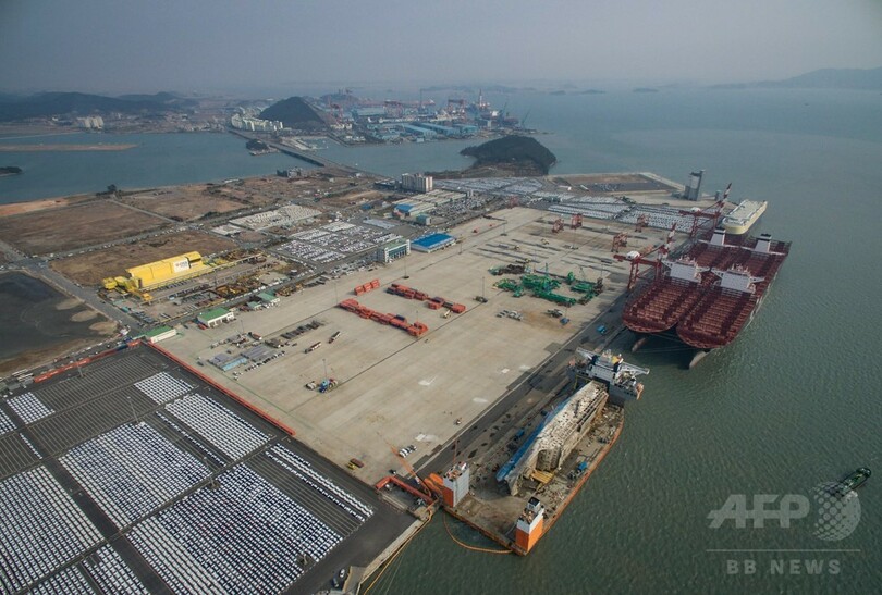 沈没から3年、セウォル号載せた運搬船が港に到着