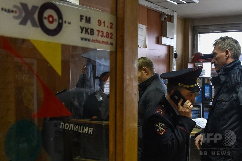 政権に批判的なラジオ局に男侵入、女性司会者の首を刃物で刺す ロシア